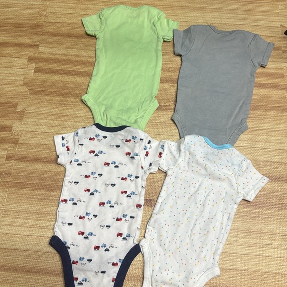Newborn 0-3 Months Bundle of 7 Onesies and 1 Pair of Shorts—Gerber & Carters - Picture 7 of 9